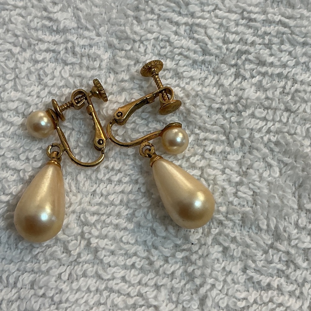 🌼Vintage 50-60’s🌼 Gold-Tone Pearl Teardrop Clip-On Earrings